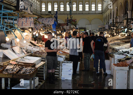 Athen, Griechenland - 19 Juli, 2018: die Menschen einkaufen bei der zentralen kommunalen Fleisch- und Fischmarkt. Traditioneller Markt in der Innenstadt von Athen. Stockfoto