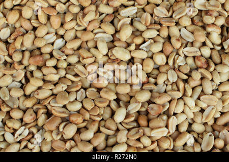 Gesalzene geröstete geschälte Erdnüsse essen Hintergrund. Stockfoto