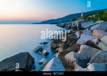 Sonnenuntergang am Strand unter dem Leuchtturm von Triest, Friuli Venezia-Giulia, Italien Stockfoto