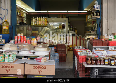 Athen, Griechenland - 29 AUGUST 2018: kleines Lebensmittelgeschäft mit traditionellen griechischen Produkten frische Lebensmittel und verpackten Waren. Stockfoto