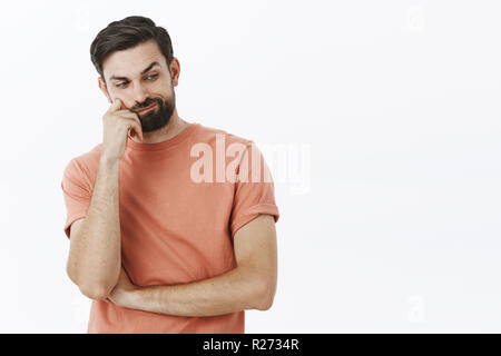 Taille - geschossen von gestört und düstere Kerl grinsend auf der Suche von Bedauern schiefen Hand auf Faust Gefühl verärgert nach Ausfall posing unhapp unzufrieden Stockfoto