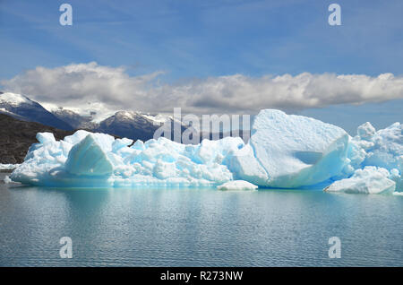 Blauer Eisberg in der Nähe von Tortel, Aysen, Chile Stockfoto