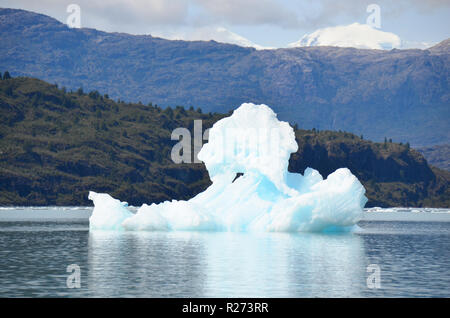 Eisberg und Berg, in der Nähe von Tortel, Aysen, Chile Stockfoto