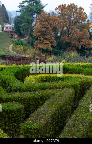 Herbst an der Rokokogarten, Gloucestershire, UK. Hedge maze. Stockfoto