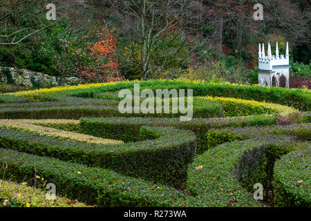 Herbst an der Rokokogarten, Gloucestershire, UK. Hedge maze. Stockfoto