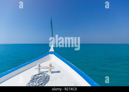 Inspirierendes Stranddesign auf den Malediven. Malediven traditionelles Boot Dhoni und perfektes blaues Meer mit Lagune. Luxuriöses tropisches Paradies Konzept Stockfoto