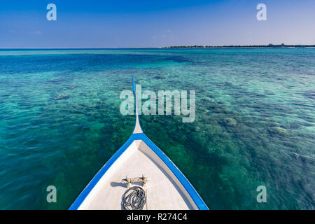 Inspirierendes Stranddesign auf den Malediven. Malediven traditionelles Boot Dhoni und perfektes blaues Meer mit Lagune. Luxuriöses tropisches Paradies Konzept Stockfoto