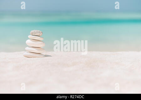 Zen Steine am tropischen Strand für perfekte Meditation. Steine auf weichen Sandstrand symbolisiert Stabilität, Zen, Entspannung, Harmonie, Balance, inspiration Stockfoto