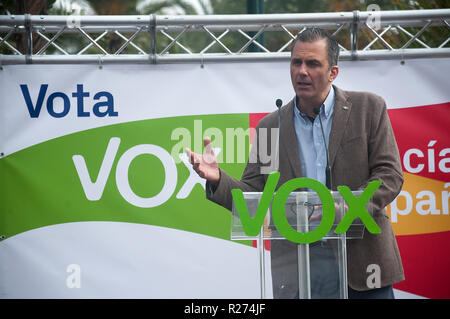 Der Generalsekretär der ganz rechts VOX Partei, Javier Ortega Smith, wird beobachtet, als er während der Kampagne der Regionalwahlen in Andalusien. Stockfoto