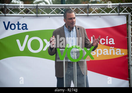 Der Generalsekretär der ganz rechts VOX Partei, Javier Ortega Smith ist beobachtet, als er während der Kampagne der Regionalwahlen in Andalusien. Stockfoto