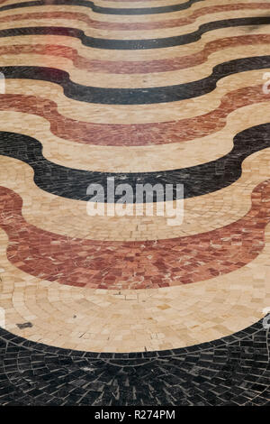 Detail der Fußboden aus Marmor tesserae aus Rot, Schwarz und Weiß bilden eine wellige Mosaik in der Esplanade von Spanien, Alicante, Spanien. Stockfoto