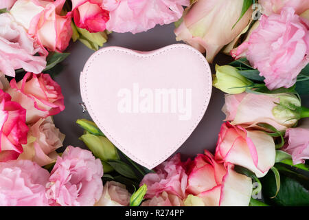 Frische rose Blumen auf Grau Stockfoto