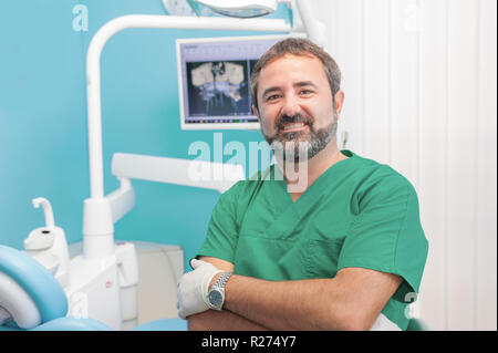 Lächelnd kaukasischen männlicher Arzt auf Kamera in Zahnarzt Studio, eine Person, Modell freigegeben Stockfoto