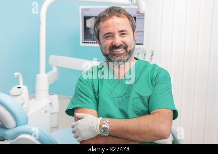 Lächelnd kaukasischen männlicher Arzt auf Kamera in Zahnarzt Studio, eine Person, Modell freigegeben Stockfoto