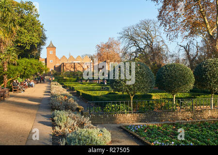 Die holländischen Gärten auf dem Gelände der Holland House, Holland Park, London, Großbritannien Stockfoto