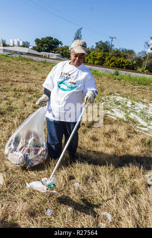 Miami Florida, Oakland Grove, jährlicher Little River Day Clean up, Trash, Pick up, Picking, Müll, Clean, Verschmutzung, Freiwillige Freiwillige arbeiten ehrenamtlich Stockfoto