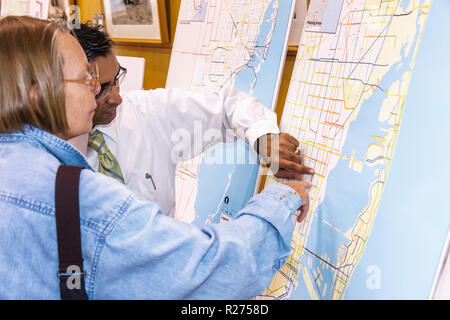 Miami Beach Florida, Regionalbibliothek, Fernverkehrsplan, öffentliche Versammlung, asiatischer Mann Männer, Frau weibliche Frauen, Stadtplan, illustrieren, Staffelei, exp Stockfoto