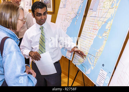 Miami Beach Florida, Regionalbibliothek, Fernverkehrsplan, öffentliche Versammlung, asiatischer Mann Männer, Frau weibliche Frauen, Stadtplan, illustrieren, Staffelei, exp Stockfoto