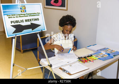 Miami Beach Florida, Regionalbibliothek, Fernverkehrsplan, öffentliche Sitzung, Umfrage, Entscheidung, Meinung, Eingabe, Umfrage, Schild, Wegbeschreibungen, Pfeil, Schwarzes woma Stockfoto