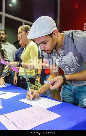 Miami Beach Florida, Miami Dade College, Campus, Open House, Häuser, Bildung, Registrierung, Studenten Schwarzer Mann Männer männlich, Frau weibliche Frauen, Schreiben, Stockfoto