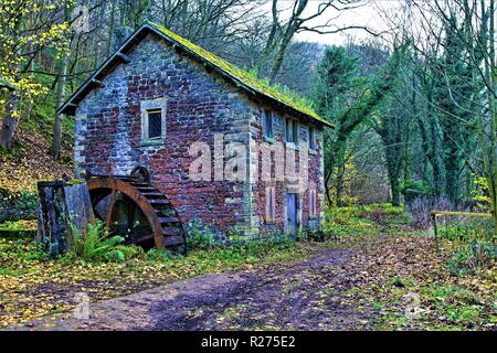 Erfassen von Perspektiven einer stillgelegten Mühle auf einen späten herbstlichen Nachmittag, in der Nähe von Ashford auf dem Wasser, Derbyshire. Stockfoto