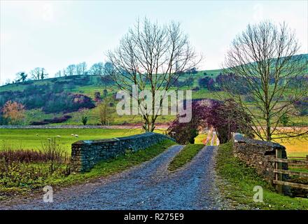 Erfassung der Merkmale eines beliebten weißen Gipfel zu Fuß, entlang des Flusses Wye zwischen Monsal Dale und Ashton auf dem Wasser. Stockfoto