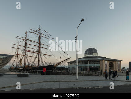 RRS Discovery, der letzte Holzschiff in Großbritannien gebaut wurde, ist neben dem V&A Design Museum als Teil der Waterfront regeneration in Dundee, UK angedockt Stockfoto