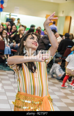 Miami Florida, Our Lady of Lebanon Maronite Catholic Church, libanesisches Festival, Festivals fair, Fundraiser, Frau weibliche Frauen, Bauchtänzerin, Performer, lang Stockfoto