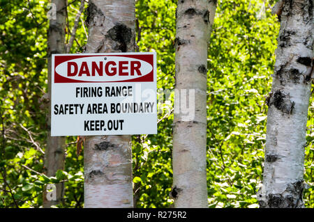 Ein Schießplatz Warnschild an einen Baum genagelt. Stockfoto