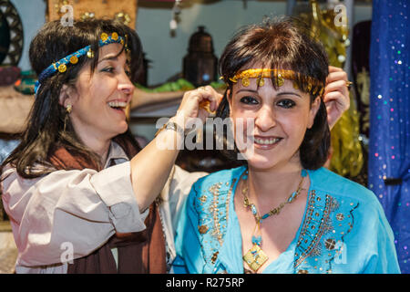 Florida South, Miami, Our Lady of Lebanon Maronite Catholic Church, libanesisches Festival, faire Spendenaktion, Basar Freunde einkaufen Frauen traditionellen Münzkopf Stockfoto