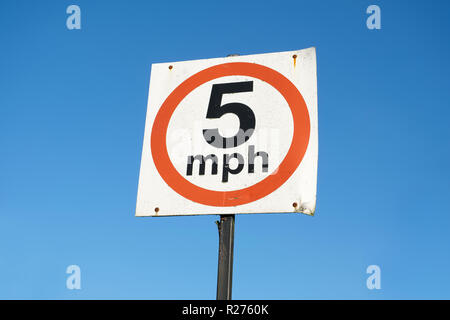 5 mph Höchstgeschwindigkeit Zeichen gegen leer Leer blauer Himmel Stockfoto