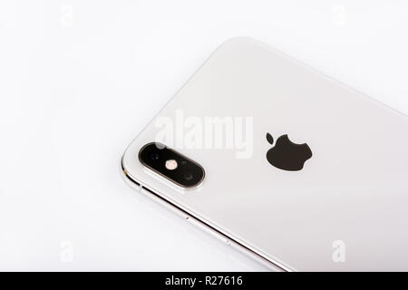 BURGAS, Bulgarien - 8. NOVEMBER 2018: Apple iPhone Xs Max silber auf weißem Hintergrund, Ansicht von hinten. Stockfoto