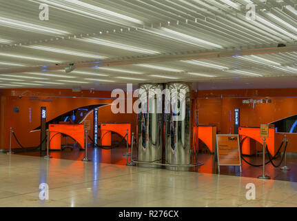 FRANKFURT, Hessen, Deutschland - Oktober 14,2017: Der Flughafen ist die Sixt Store unter dem Flughafen auf dem Weg zum Bahnhof, und Sie können ein Auto mieten Stockfoto