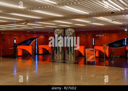 FRANKFURT, Hessen, Deutschland - Oktober 14,2017: Der Flughafen ist die Sixt Store unter dem Flughafen auf dem Weg zum Bahnhof, und Sie können ein Auto mieten Stockfoto