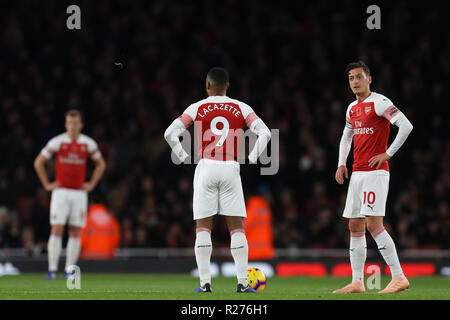 Mesut Ozil und Alexandre Lacazette von Arsenal Blick auf nach hinter der Wolverhampton Wanderers - Arsenal v Wolverhampton Wanderers, Premier Leagu Stockfoto