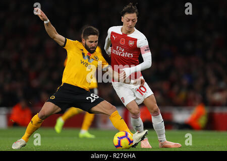 Mesut Ozil von Arsenal und Joao Moutinho der Wolverhampton Wanderers Kampf um den Ball - Arsenal v Wolverhampton Wanderers, Premier League, Emirate St Stockfoto