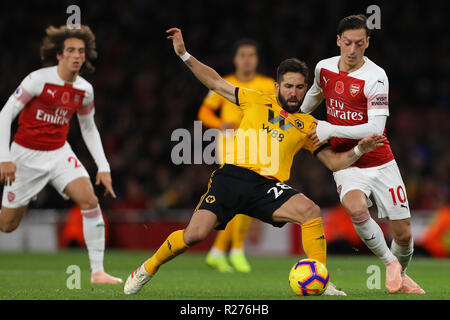 Mesut Ozil von Arsenal und Joao Moutinho der Wolverhampton Wanderers Kampf um den Ball - Arsenal v Wolverhampton Wanderers, Premier League, Emirate St Stockfoto