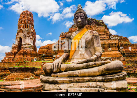 Thailand, Stupa und Buddha Skulptur mit Orange Schärpe in Ayutthaya alte Tempel Stockfoto