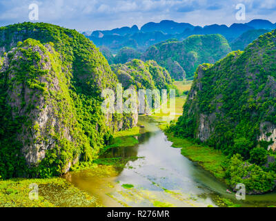 Tolle Aussicht von Tam Coc mit karsterscheinungen und Reis Reisfelder, Ninh Binh Provinz, Vietnam Stockfoto