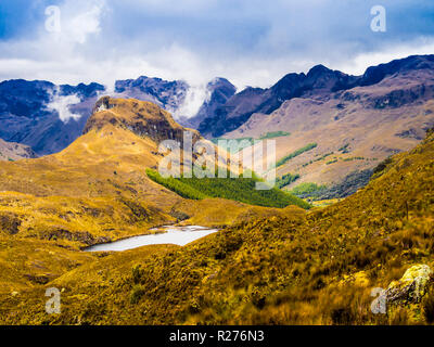 Ecuador, malerische Landschaft im Cajas Nationalpark mit Teichen, Berge und unberührte Moorgebiete Stockfoto