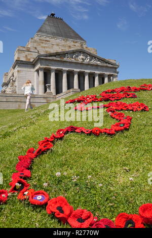 Bild vertikal leuchtend roten Garn Mohn in schönen Muster festgelegt am Hang unter dem Schrein der Erinnerung am Jahrestag der Waffenstillstand des Ersten Weltkriegs. Stockfoto