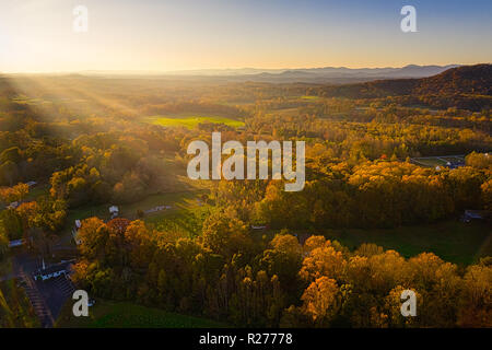 Luftaufnahme der Goldenen Stunde Sonnenuntergang in Georgien Berge mit Sonnenstrahlen. Stockfoto