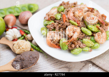 Würziges Wok gebratene Garnelen mit bitteren oder verdreht Cluster oder stinken Bean (bitteren Bohne) und Garnelenpaste, Thai Food Stockfoto
