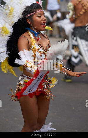 Tobas Tänzer in traditionellen andinen Kostüm durchführen an den jährlichen Karneval Andino con la Fuerza del Sol in Arica, Chile. Stockfoto