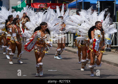 Tobas Tänzer in traditionellen andinen Kostüm durchführen an den jährlichen Karneval Andino con la Fuerza del Sol in Arica, Chile. Stockfoto