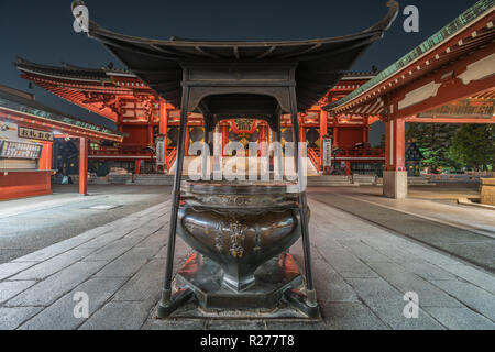 Taito Bezirk, Tokyo - August 2, 2018: keine Menschen nahe Szene von Jokoro (Räucherkessel) vor der Senso-ji Tempel Honden (Große Halle) Stockfoto