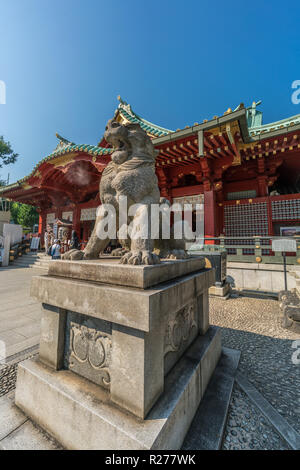 Tokyo, Chiyoda Bezirk - August 5, 2018: komainu Lion-Dong Hüter der Kanda Myojin oder Kanda Jinja. Shinto Schrein in der Nähe von Akihabara Electric Town Stockfoto