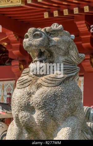 Tokyo, Chiyoda Bezirk - August 5, 2018: komainu Lion-Dong Hüter der Kanda Myojin oder Kanda Jinja. Shinto Schrein in der Nähe von Akihabara Electric Town Stockfoto