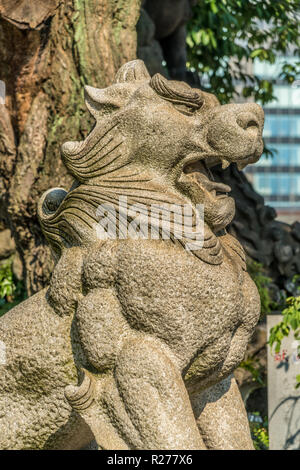 Tokyo, Chiyoda Bezirk - August 5, 2018: komainu Lion-Dong Hüter der Kanda Myojin oder Kanda Jinja. Shinto Schrein in der Nähe von Akihabara Electric Town Stockfoto