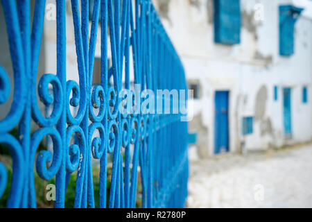 Im Alter von blauen Türen und Fenster im andalusischen Stil von Sidi Bou Said in Tunesien Stockfoto